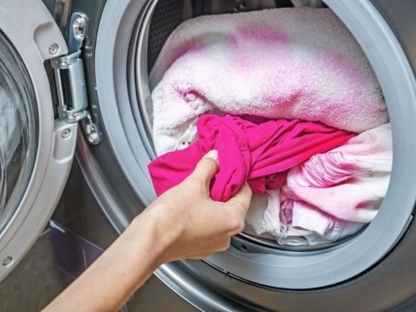Cách khắc phục quần áo bị phai màu Cách khắc phục quần áo bị phai màu